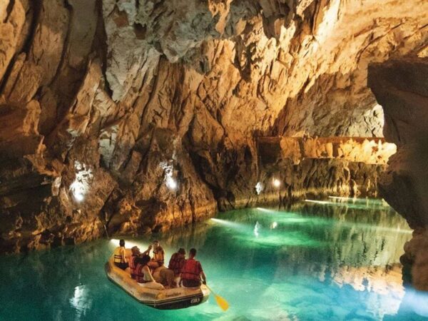 Explore Sarıhacılar village and Altınbeşik Cave with a guided tour from Alanya, including lunch and a scenic boat ride through the underground lake.