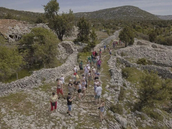Explore Sarıhacılar village and Altınbeşik Cave with a guided tour from Alanya, including lunch and a scenic boat ride through the underground lake.