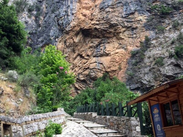 Explore Sarıhacılar village and Altınbeşik Cave with a guided tour from Alanya, including lunch and a scenic boat ride through the underground lake.