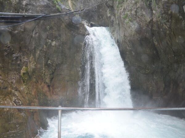 Explore Sapadere Canyon, visit the Dwarf Cave, and enjoy lunch and swimming in Dimçay on this guided nature tour from Alanya.