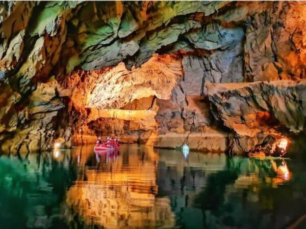 Explore Sarıhacılar village and Altınbeşik Cave with a guided tour from Alanya, including lunch and a scenic boat ride through the underground lake.